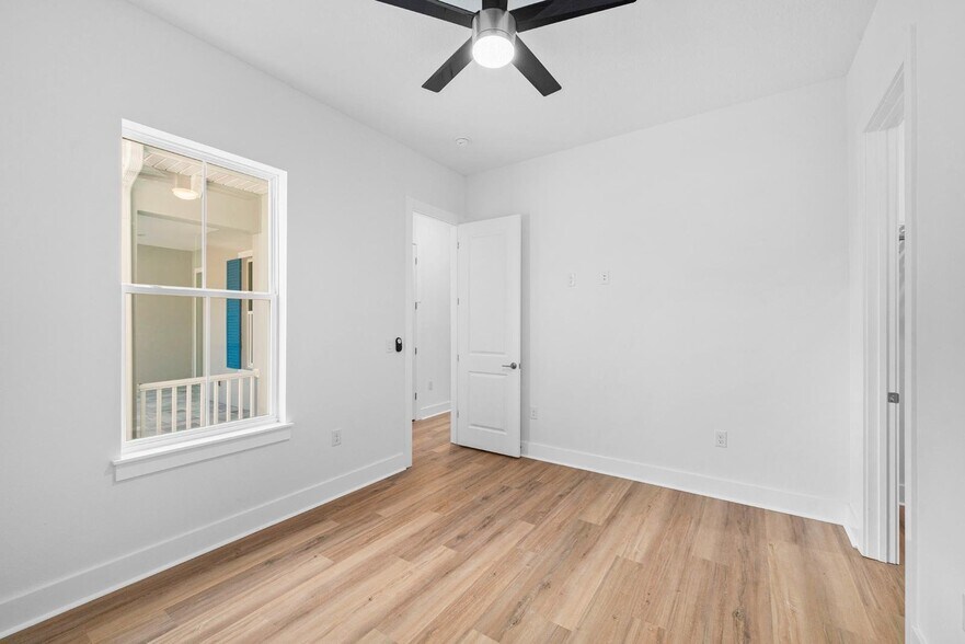 Building Photo - 6622 Summit View Dr
