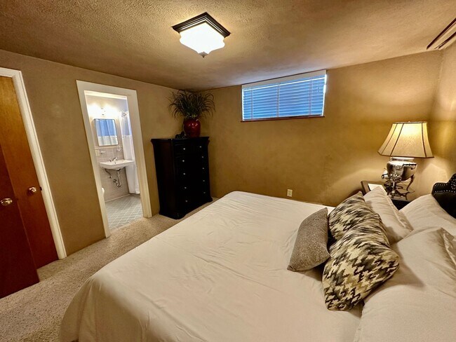 Building Photo - Wash Park 2-Bedroom, 2- Bathroom Condo Available in August