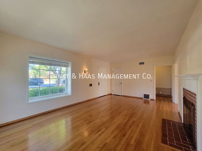 Building Photo - Beautiful Bixby Knolls 2 Bedroom Home with...