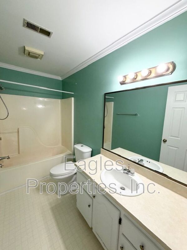 Building Photo - 100 Lakeshore Ct