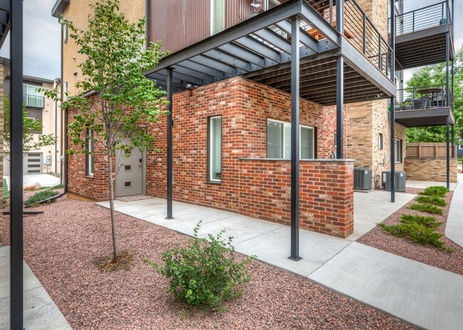 Building Photo - Urbanite Living near Downtown 3 Bed End Unit Townhouse