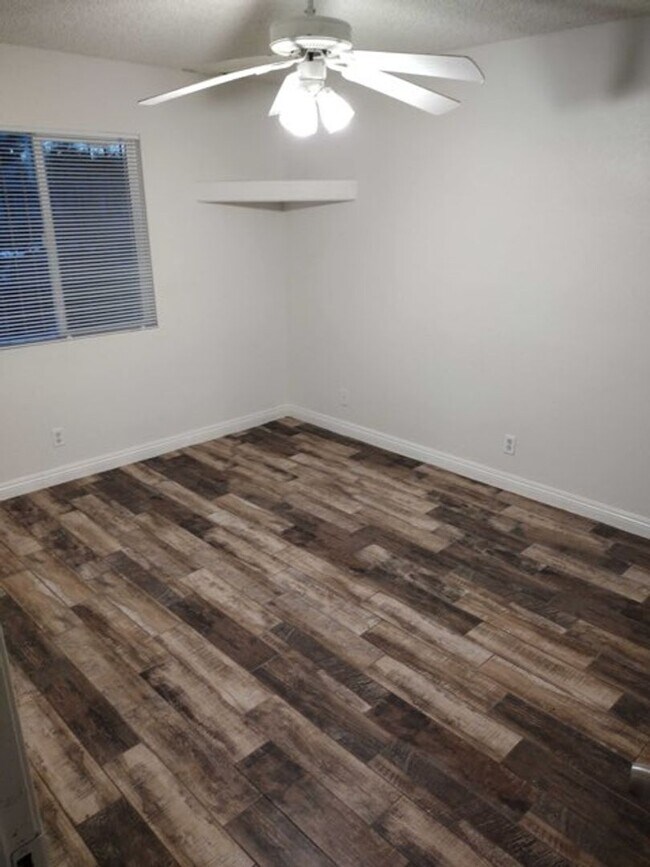 Building Photo - 4 Bedroom 2 Bathroom  Tropicana & Mountain...