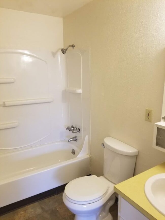 Building Photo - Newly Remodeled 1 Bedroom Apartment / Ground Floor Unit