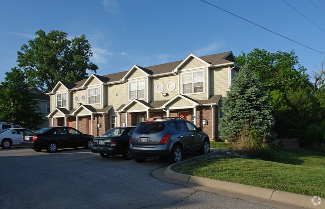 Building Photo - Courtside Townhomes