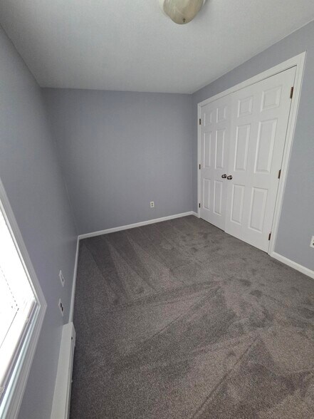 Building Photo - 471 W Shore Rd