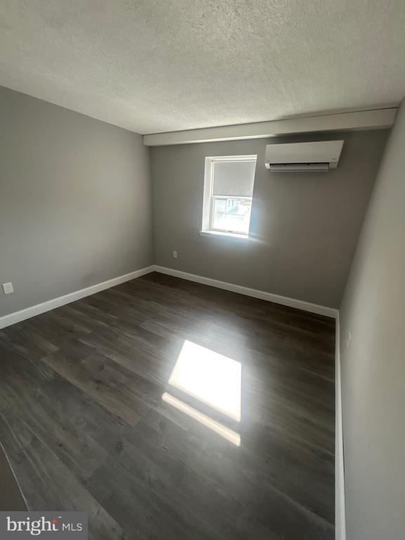 Building Photo - 400 Main St