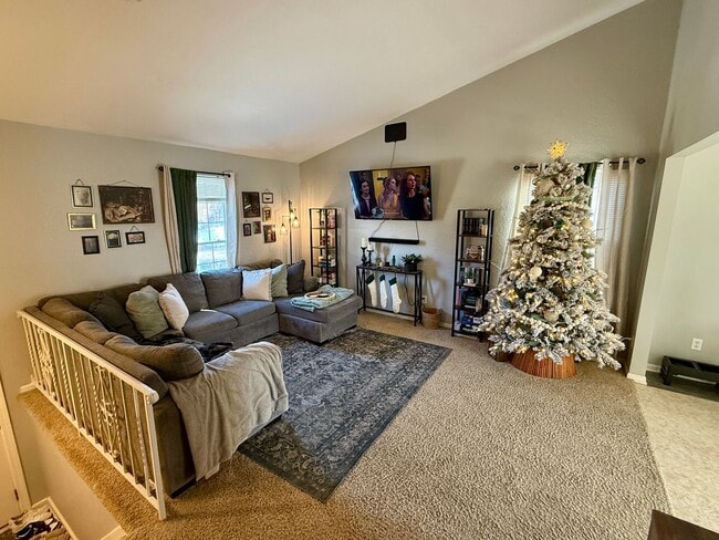 Building Photo - 3BR Duplex with Garage & Fenced Yard