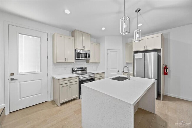 Building Photo - 1220 E Camellia Ave