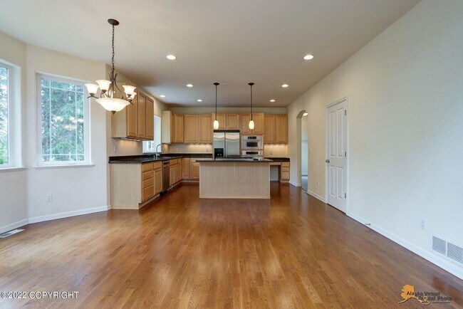 Building Photo - Stunning home conviently located by Eagle ...