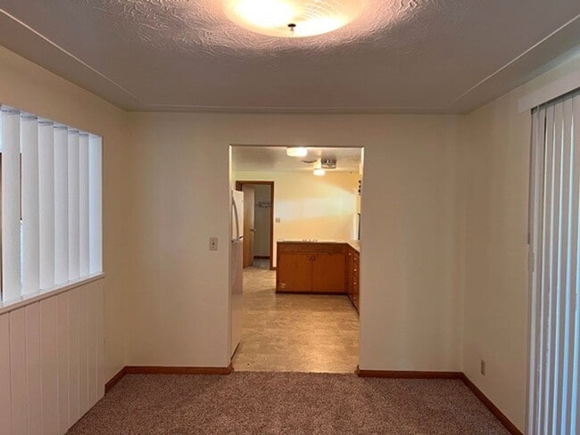 Building Photo - 3Bd/2Ba Single Story House - Available To ...