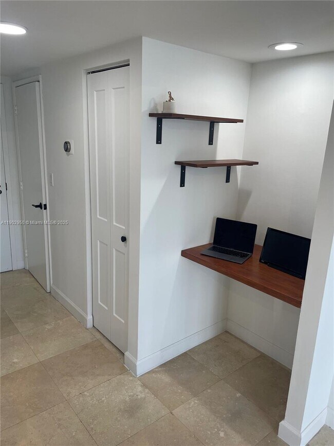 Building Photo - 520 Brickell Key Dr