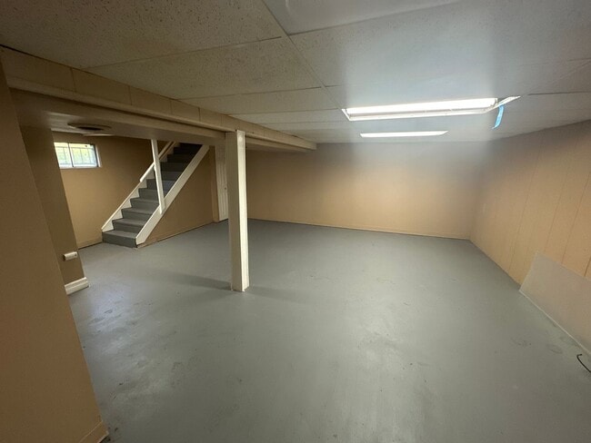 Building Photo - Great 3-bedroom w/ BONUS room in basement!...