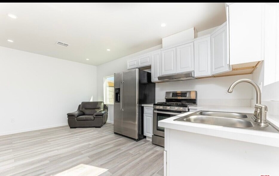 Building Photo - 6511 Clybourn Ave