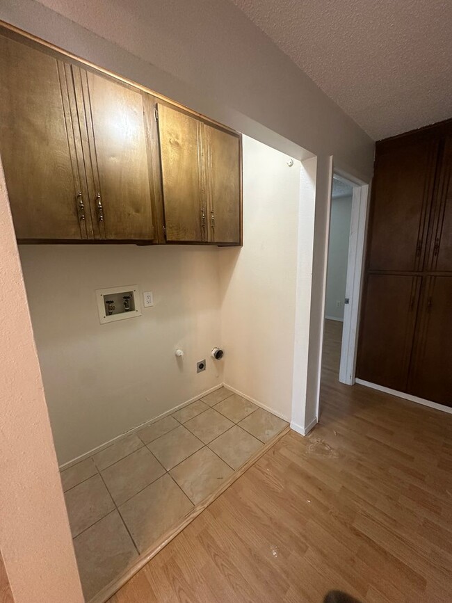 Building Photo - Spacious 2 Bed Condo! Fully Fence Backyard...