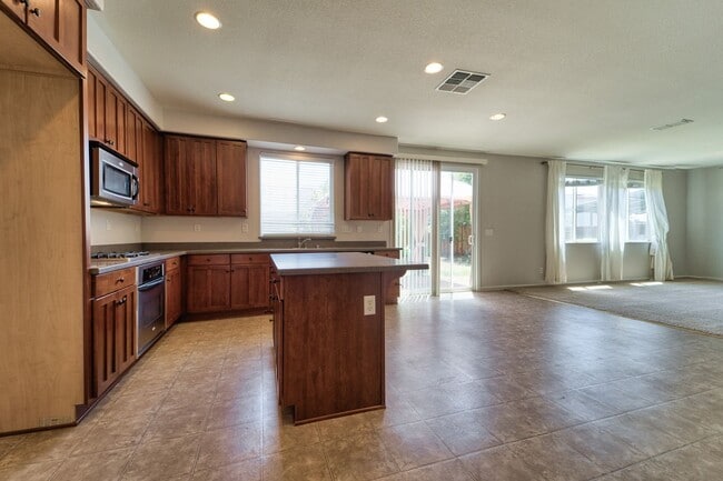 Building Photo - Spacious 4-Bedroom Home with Den – North Y...