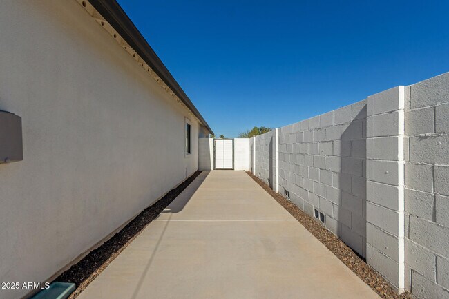 Building Photo - 1129 E McKinley St