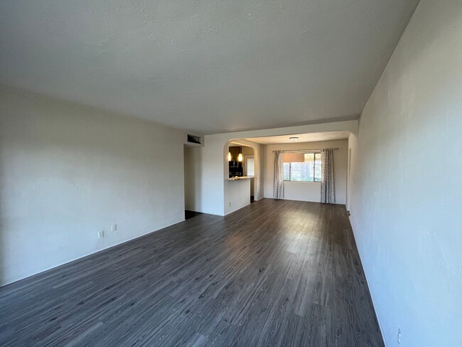 Building Photo - Cute 3 Bedroom 2 Bathroom Home In The Desi...