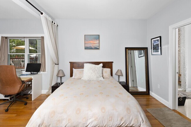 Building Photo - New 2BR2BA Condo in Jefferies Point with Backyard