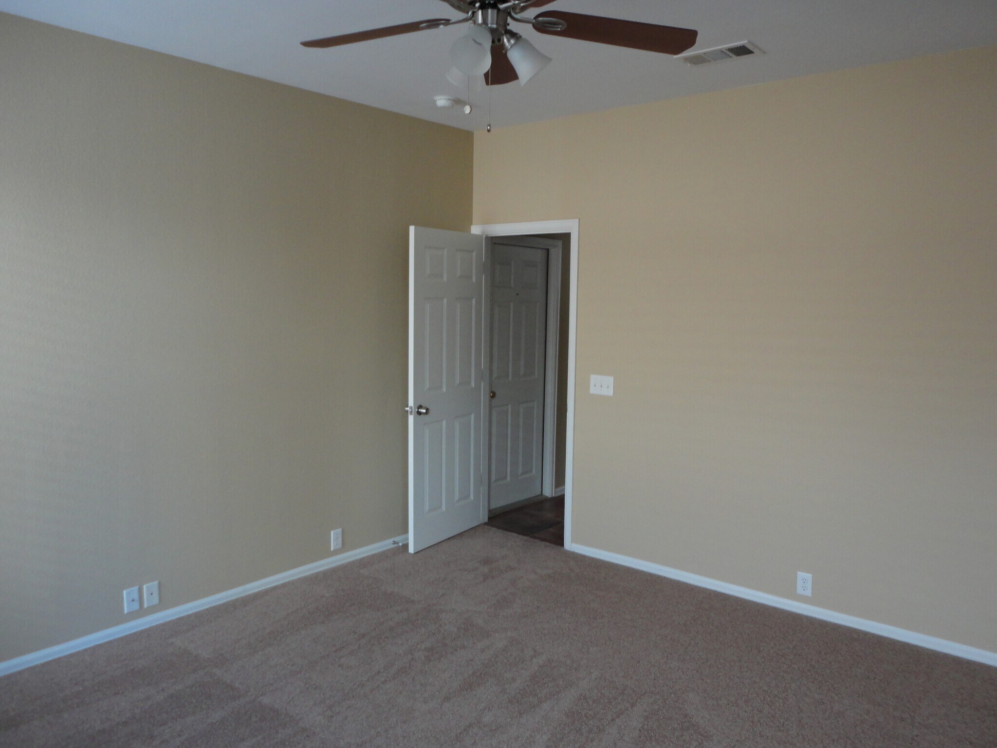 Building Photo - 2525 Carolina Dr