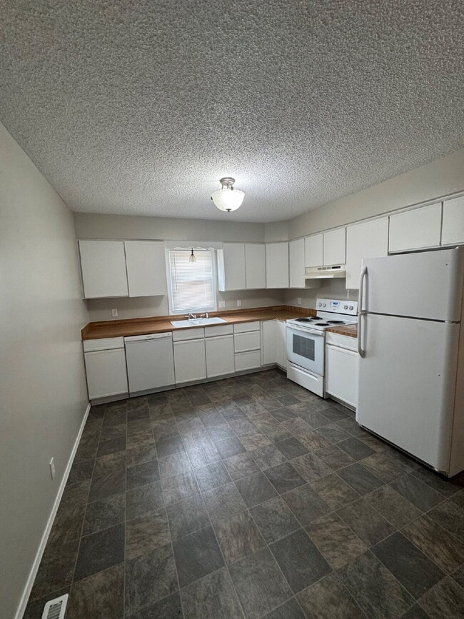 Building Photo - 2152 Santa Fe S