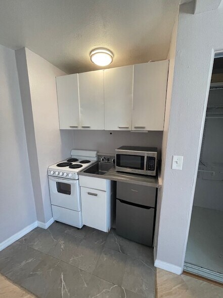 Building Photo - 1508 Dolphin St