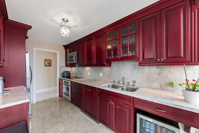 Building Photo - 111 E Chestnut St