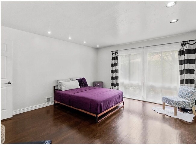 Building Photo - Olympus Cove Home Tucked In to the Benches...