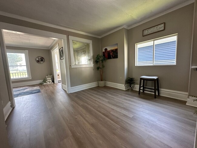 Building Photo - Renovated 3 bedroom house for rent in Wate...