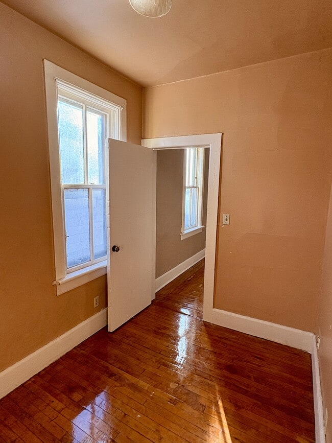 Building Photo - 207 E Burleigh St