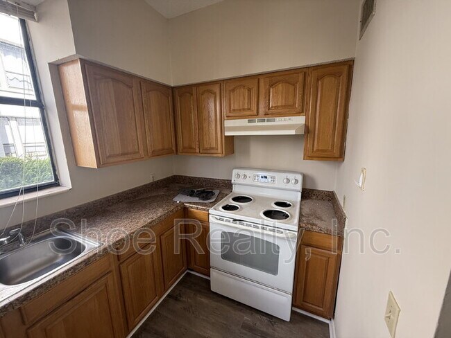 Building Photo - 2545 Oak St