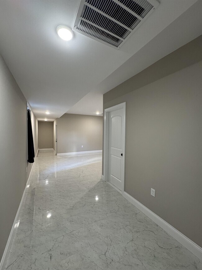 Building Photo - 515 Walnut St