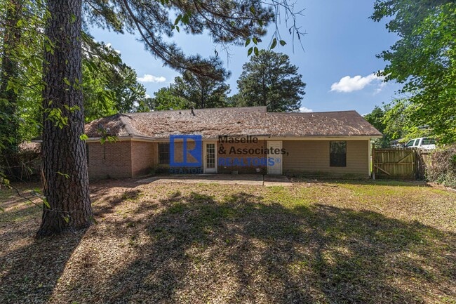 Building Photo - 5 Bedroom/2 Bath Home in Bellegrove Subdiv...