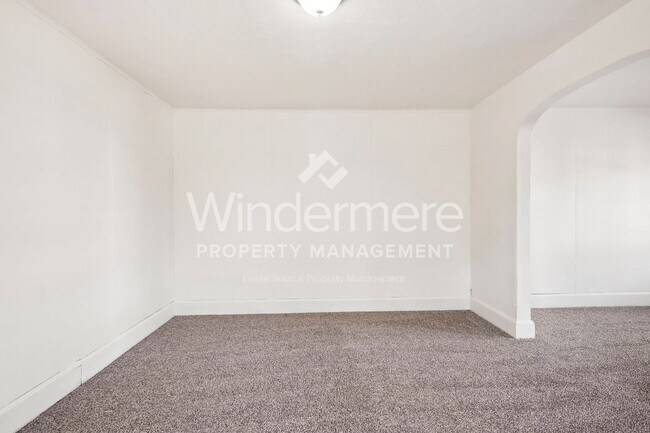 Building Photo - 731 W Knox Ave