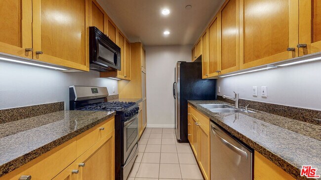 Building Photo - 1545 S Bentley Ave
