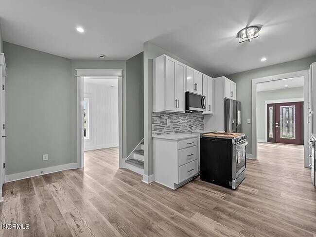 Building Photo - Beautiful New 4 Bedroom, 3 full bath plus ...