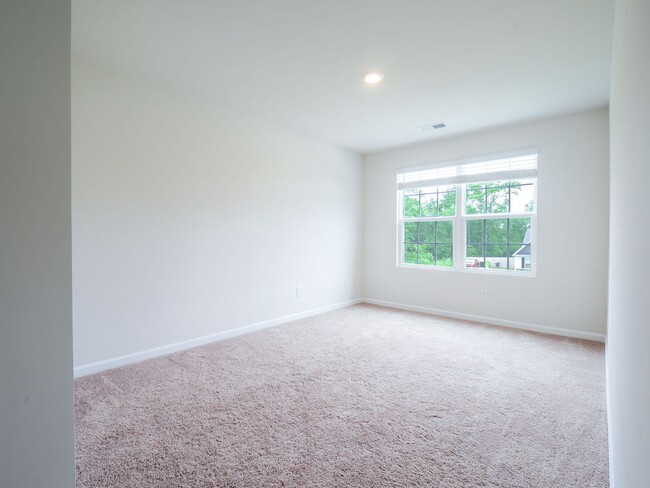 Building Photo - 551 Poppleton Dr