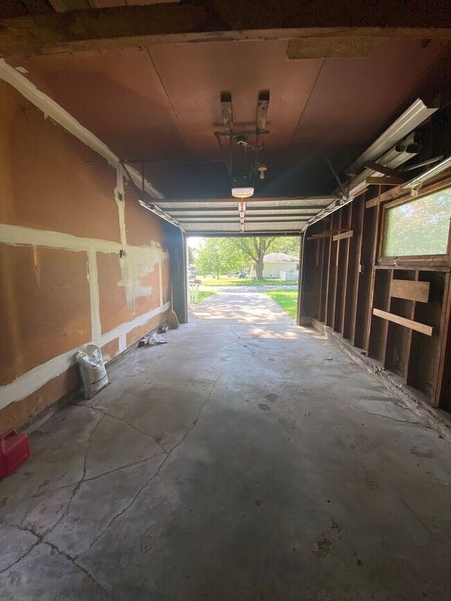 Building Photo - $1,600 | 3 Bedroom, 1 Bathroom House | No ...