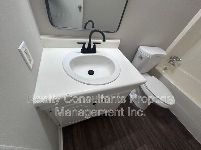 Building Photo - 115 Cox Ave