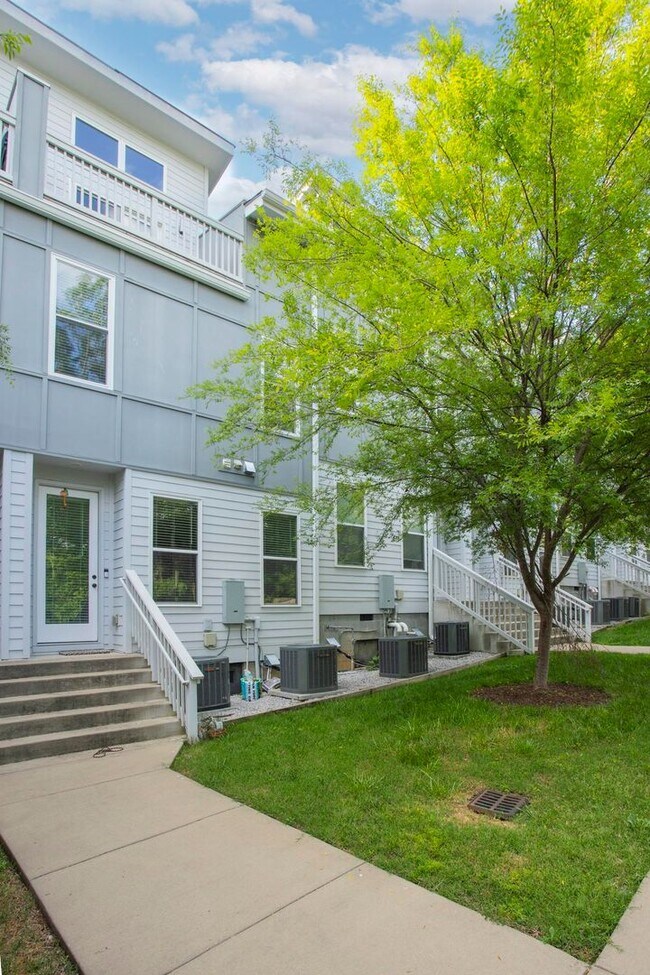 Building Photo - 708 Tral St