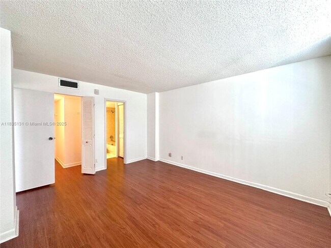 Building Photo - 250 Jacaranda Dr
