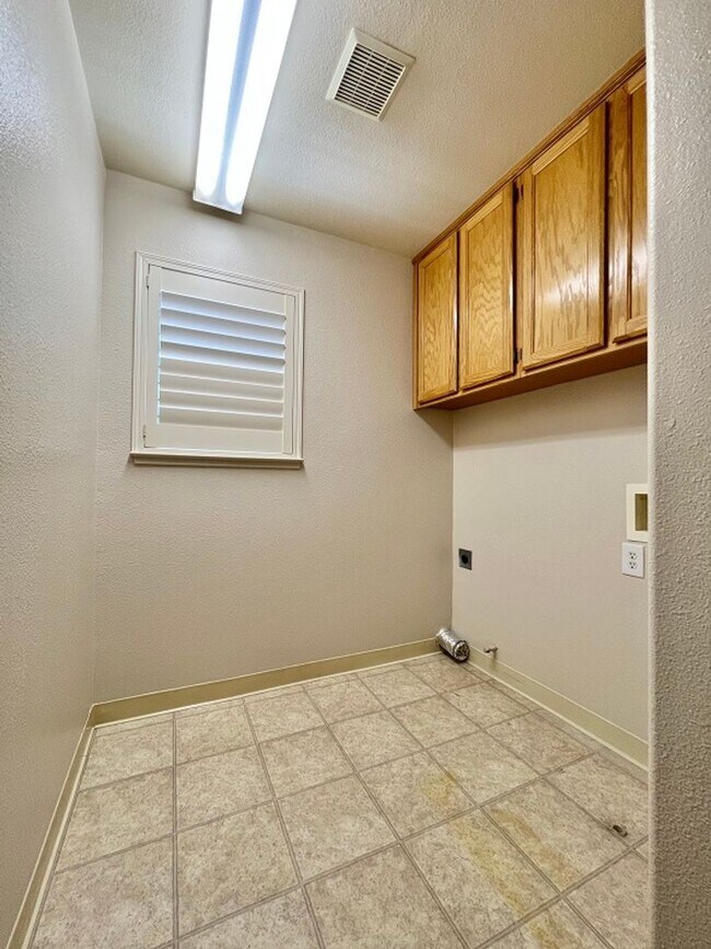 Building Photo - Spacious Four Bedroom Napa Home