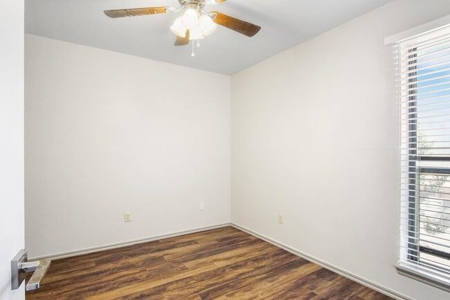 Building Photo - 1000 Rambling Oaks Dr