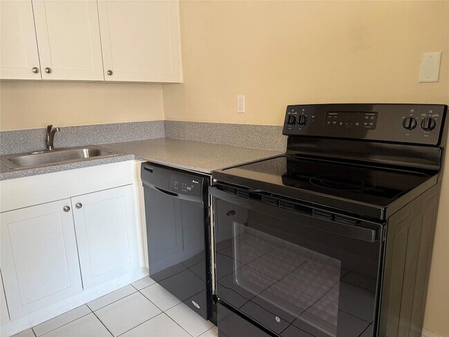 Building Photo - 1219 NE 14th Ave