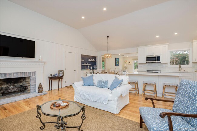 Building Photo - 64 Aspatuck Rd