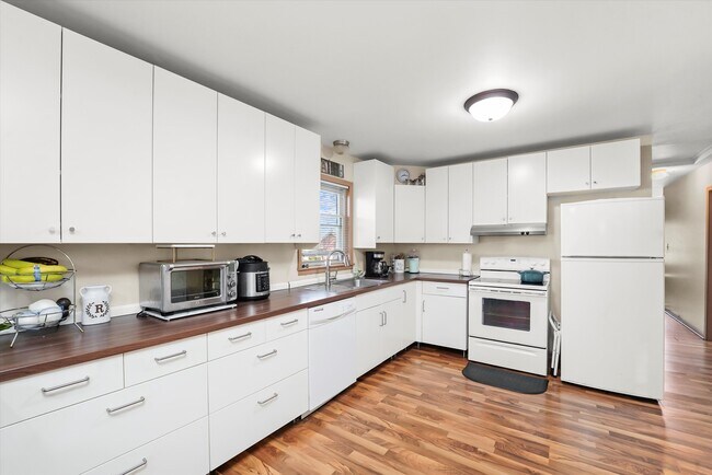 Building Photo - 69 E Quincy-2