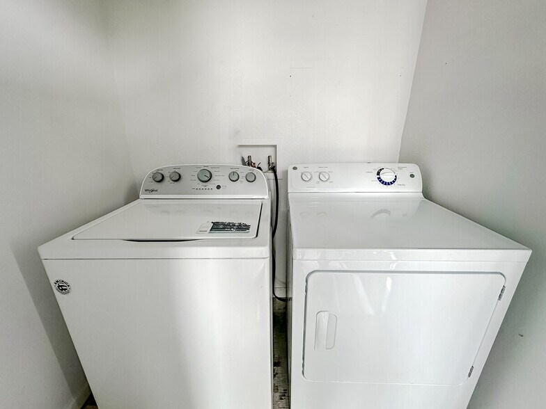 Building Photo - 1071 Clayton Ln