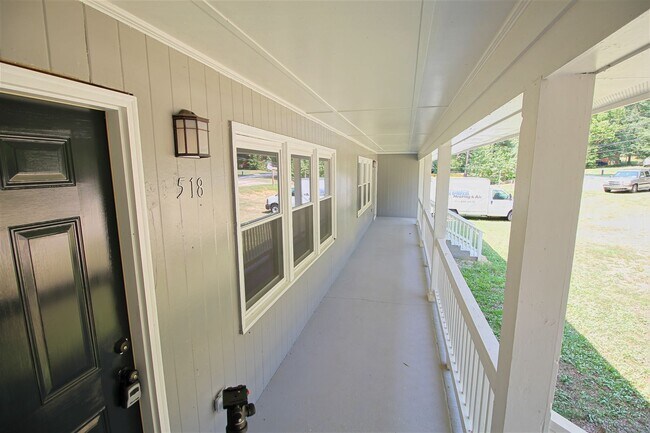 Building Photo - Beautiful 3 bed, 1/5 bath duplex in East R...