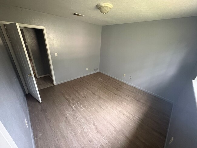 Building Photo - Large 3BR/2BA Home in Southern Hills Rent $1,100 / Deposit $700