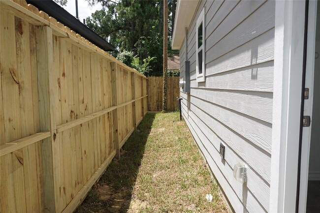 Building Photo - 9980 Calendar St