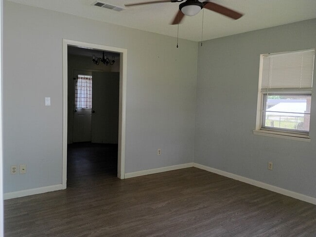 Building Photo - 205 Trailwood Dr